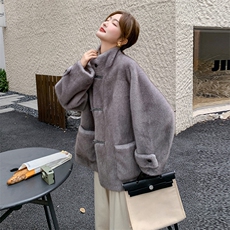 灰色复古高级感牛角扣皮毛一体外套女2025冬新款气质立领毛绒上衣，女装短外套，2C317