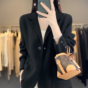 春季新款精纺羊毛针织开衫女西装领一粒扣带兜上衣宽松休闲外套图片