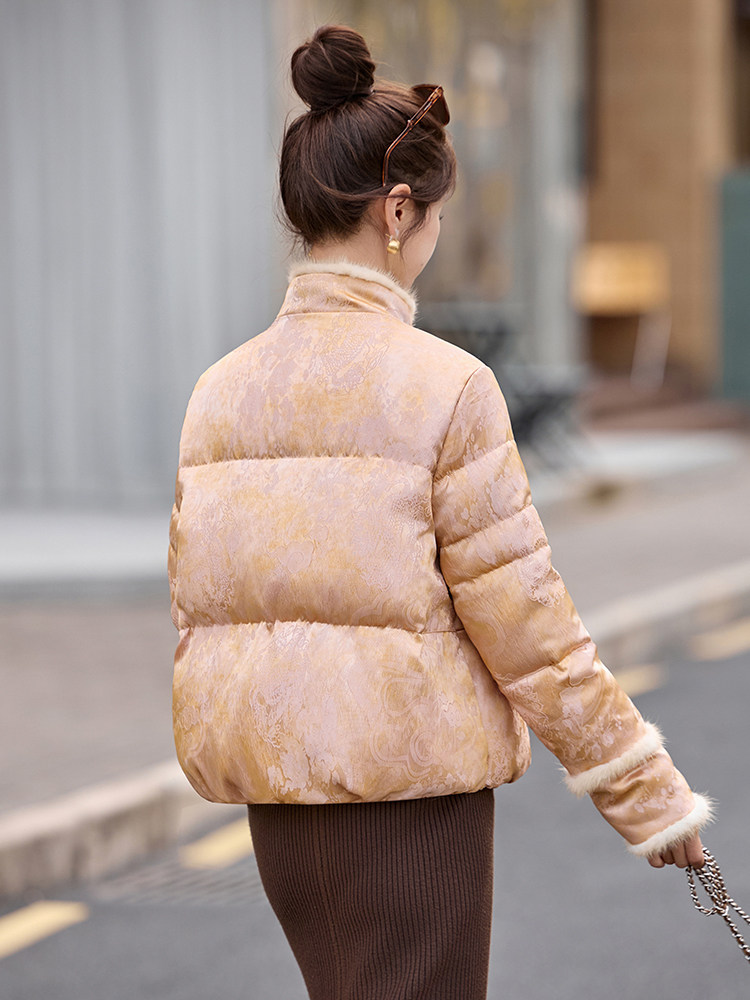 保暖2025年冬季新款刺绣手工穿钻高档拼貂毛边羽绒服,女装羽绒服,布芭啦