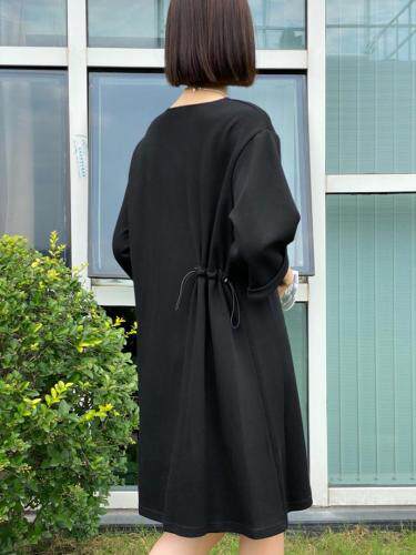 秋季新款时尚潮流抽绳设计V领连衣裙女，女装连衣裙，日の谷