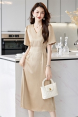 现货2024年夏季高腰气质V领设计感水波流光气质优雅显瘦连衣裙，女装连衣裙，卡杰菲