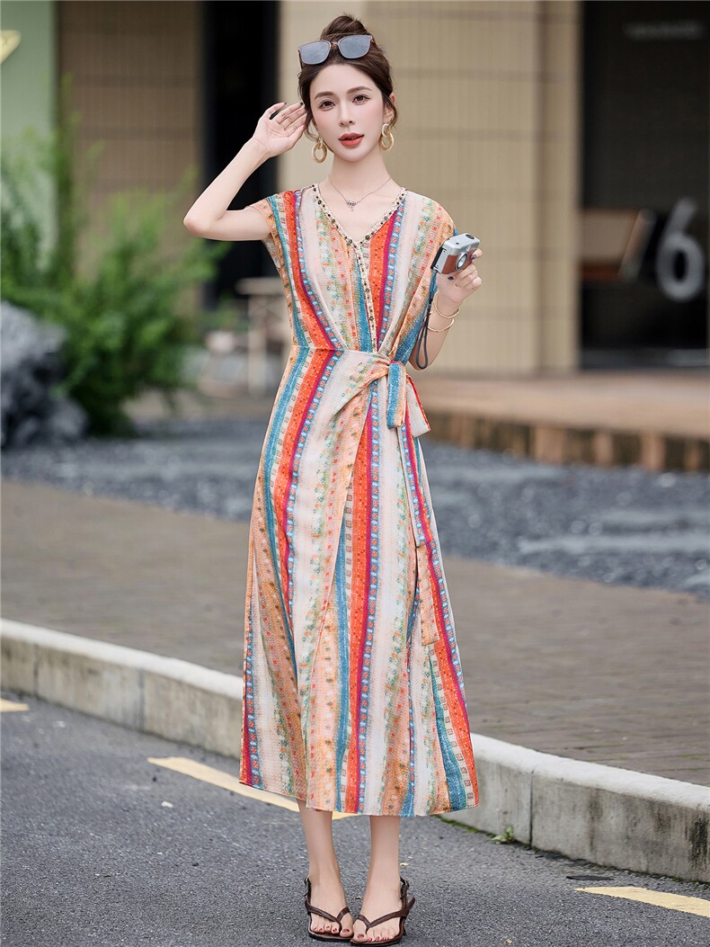 度假风条纹印花连衣裙女2025夏新款时尚V领钉珠绑带收腰气质长裙,女装连衣裙,韩宇舍