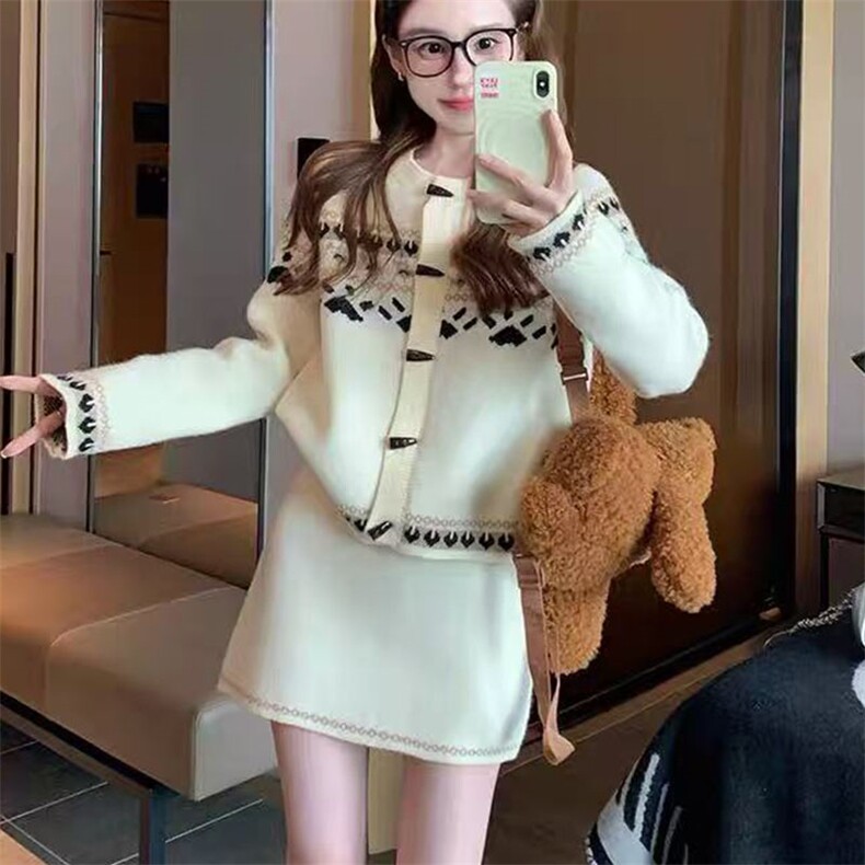 2025年秋季提花圆领开衫套裙两件套时尚休闲风，女装套装/套裙，萱芳婷羊绒