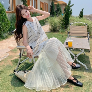 夏日小清新穿搭女2025新款波点长款无袖背心网纱百褶半身裙两件套图片
