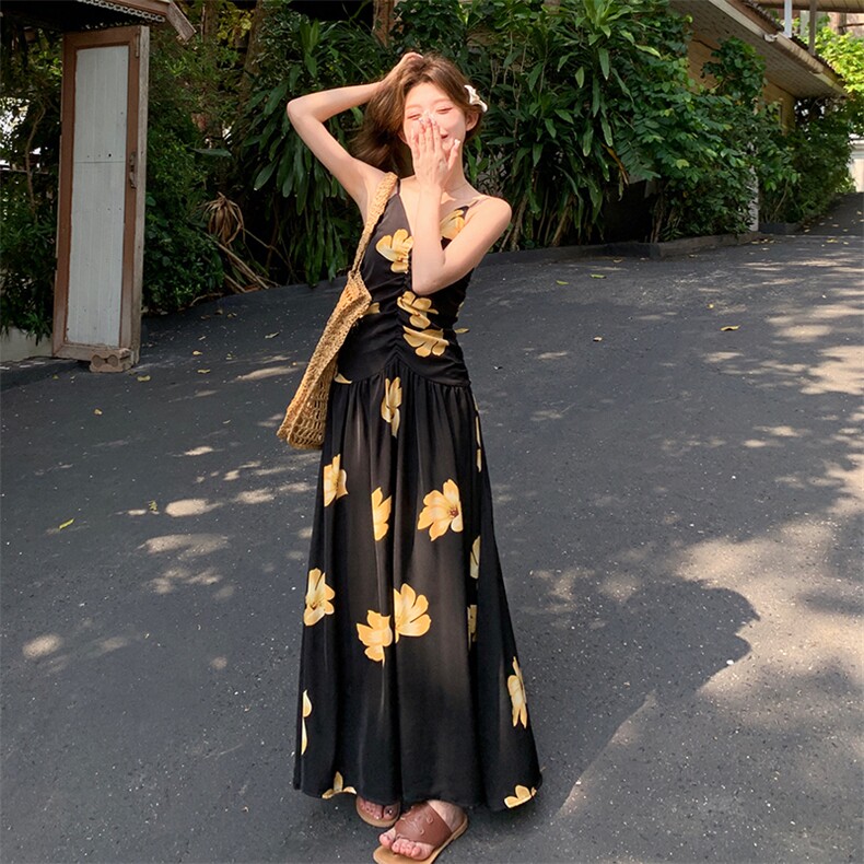 度假风黑色吊带连衣裙女2025夏季新款法式高级感收腰显瘦印花长裙,女装连衣裙,2C122