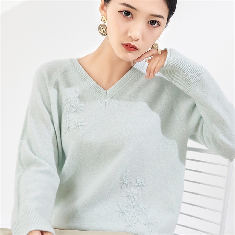 女士秋冬季新款时尚纯色手缝花V领羊毛衫,女装羊毛衫,奢优羊绒