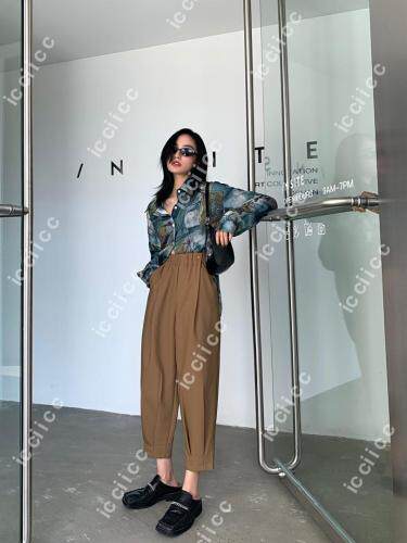 各种牛仔裤和面料裤，还有T和卫衣，女装牛仔裤，icciicc