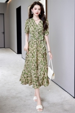 洋气妈妈装V领碎花收腰雪纺连衣裙夏季新款中老年宽松减龄中长裙，女装连衣裙，时尚俏佳人