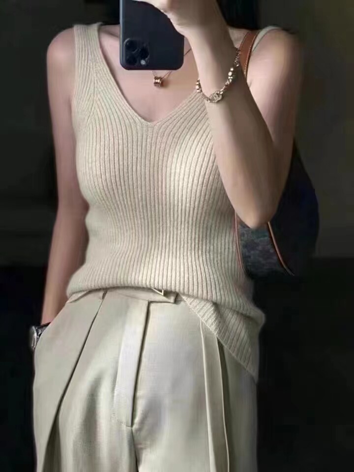 优雅V领吊带背心简约百搭夏季时尚单品显瘦修身设计，女装背心吊带，羿纯羊绒