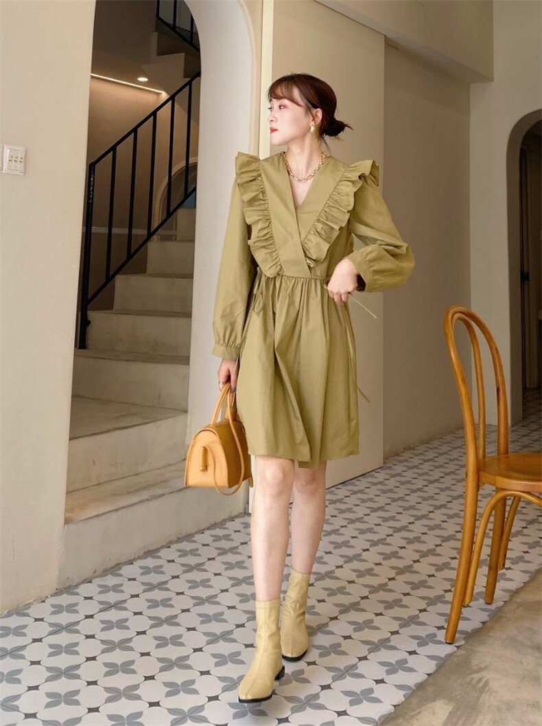 V领荷叶边连衣裙，女装连衣裙，Balance Studio