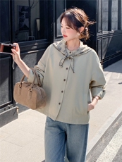 现货新款2026春装文艺风短款气质风衣外套女送丝巾，女装风衣，时尚风爆