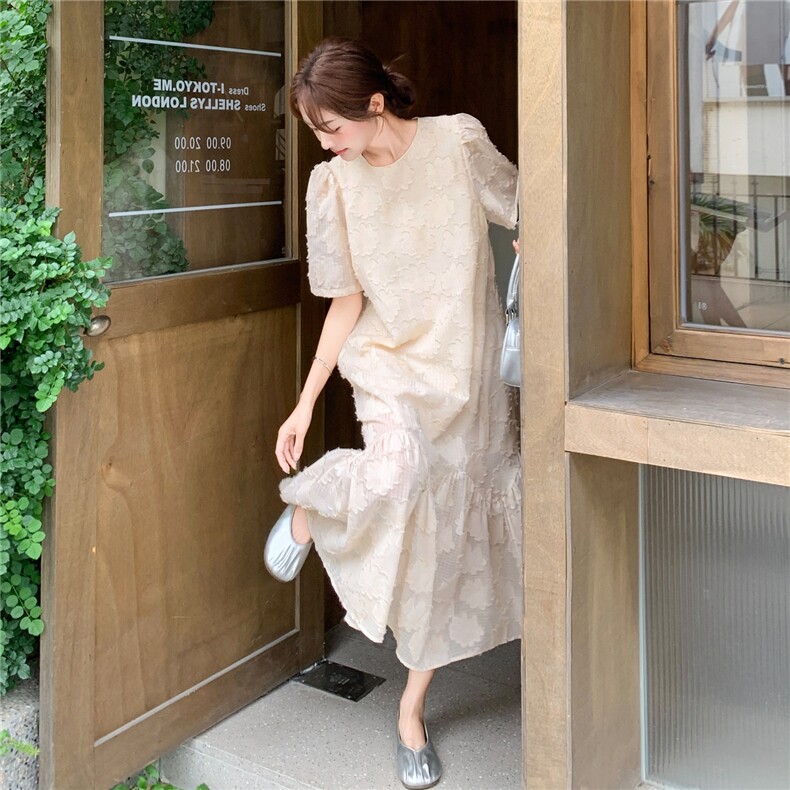 米杏色提花刺绣泡泡袖连衣裙女2025夏季新款法式漂亮荷叶边长裙子,女装套装/套裙,2C170