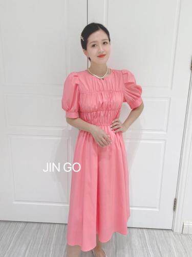 上身简单大方，胸前压褶很独特，粉色显肤白，女装，JIN GO