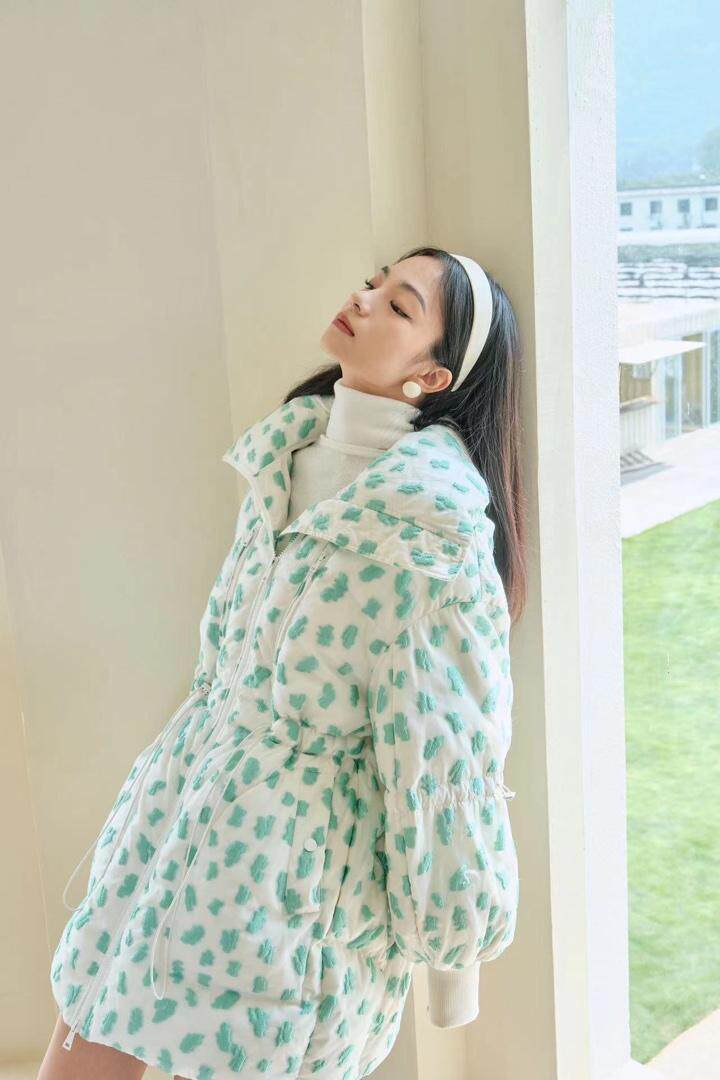 现货提花收腰羽绒服，女装羽绒服，UDF