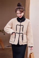 2024年冬季羊剪皮毛一体小香风时尚拼接盘扣设计加厚小个子外套，女装羊羔毛/颗粒绒，丽美静依