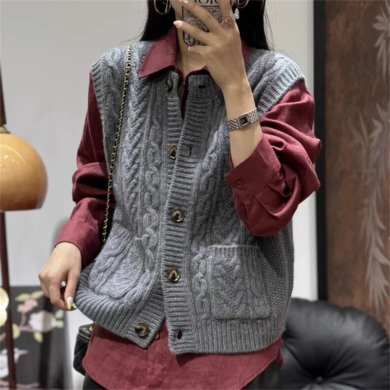 2025年秋季新款百搭女士经典麻花绞花款马甲,女装羊毛衫,新胜羊绒