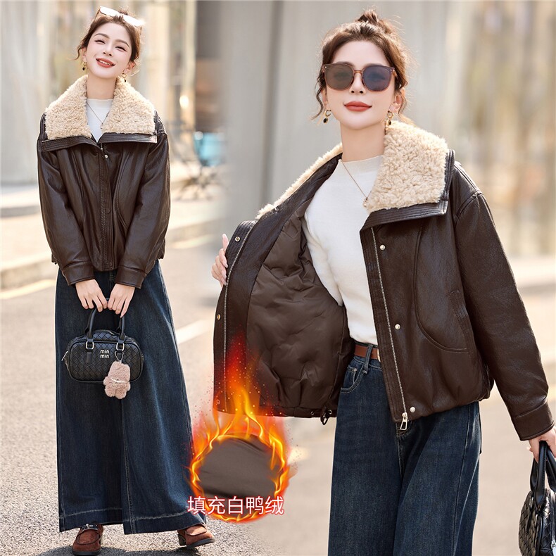 PU皮羽绒服女短款2025年冬季新款时尚大翻领羊羔毛设计感保暖外套,女装羽绒服,拾衣