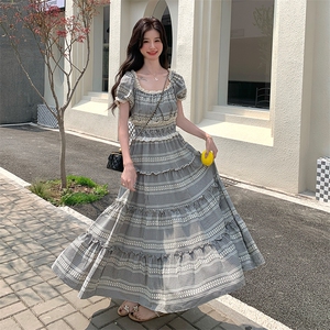 法式复古方领泡泡袖连衣裙女2025夏季高腰显瘦格纹长裙一字领裙子图片