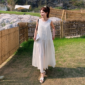 2025夏季白色皱褶设计感中长款背心裙女法式显瘦气质无袖连衣裙潮图片