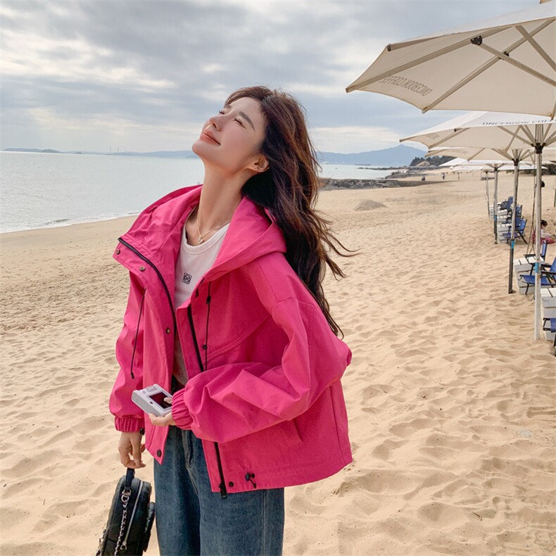 火龙果色冲锋衣短外套女春秋2025新款超火好看高级感显瘦连帽风衣图片