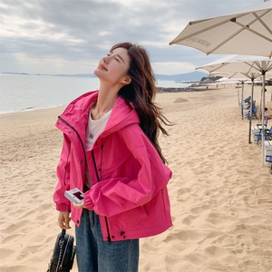 火龙果色冲锋衣短外套女春秋2025新款超火好看高级感显瘦连帽风衣图片