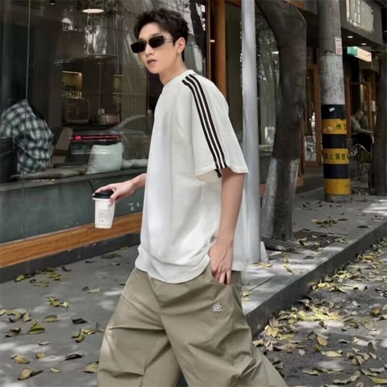 抖音得物品质二开240克宽松纯棉美式潮牌印花三条杠中性风短袖T恤,男装T恤,电商A486