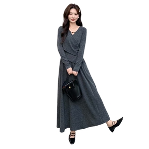 精品现货2024时尚休闲气质女针织甜美V领修身显瘦套装连衣裙图片