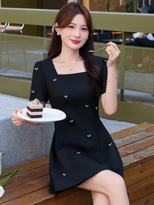 高端时尚方领钉珠小个子连衣裙女2025夏季新款修身名媛精致小黑裙图片