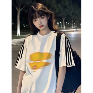 抖音得物高品质二开240克宽松纯棉美式潮牌三条杠织带短袖T恤图片
