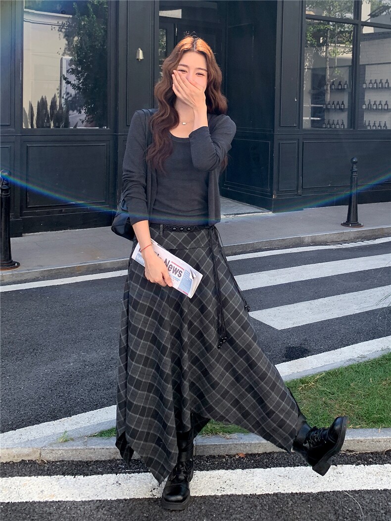休闲松弛感穿搭灰色套装女春秋超火好看高级背心开衫半身裙三件套图片