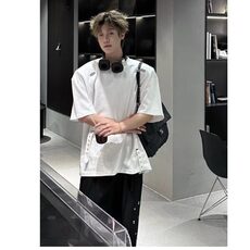 夏季暗黑系小众解构痞帅垫肩短袖T恤男设计感金属气孔畔带半袖t恤，男装T恤，星座506A