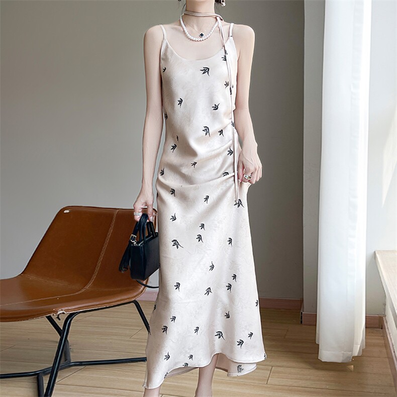 风印花V领吊带连衣裙2025夏季收腰显瘦a字过膝长裙HEPBURN赫本，女装连衣裙，圣丽羊绒