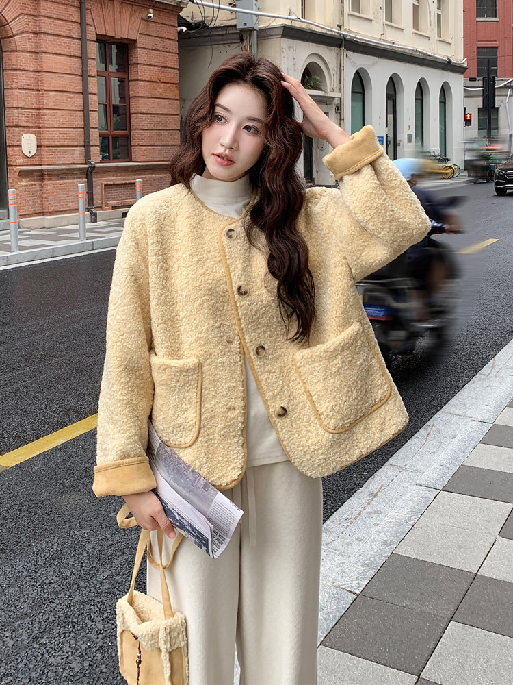淡黄色摇粒绒小香风外套2025新款女冬季日系皮毛一体羊羔毛上衣潮图片