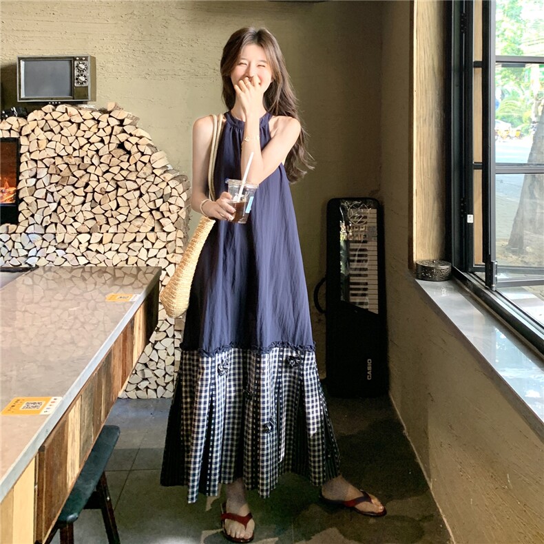 格子拼接藏青色无袖挂脖连衣裙女夏2025新款度假风流行森系背心裙,女装连衣裙,2C167
