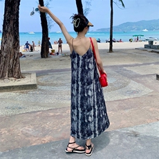 轻熟风复古扎染印花辣味吊带长裙女夏新款法式茶歇度假森系连衣裙，女装连衣裙，2C030