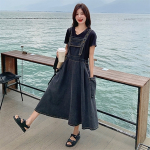 灰色复古牛仔背带连衣裙T恤两件套女夏季2025新款宽松休闲吊带裙图片
