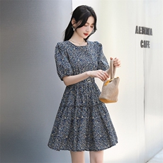 时尚气质碎花连衣裙女宽松收腰套头小清新裙子2025夏泡泡袖大摆裙，女装连衣裙，美沁
