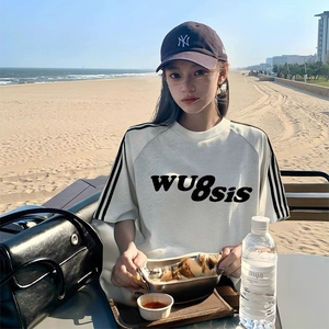 抖音得物品质二开240克宽松纯棉美式潮牌印花三条杠中性风短袖T恤图片