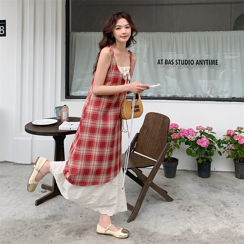 森系田园风红色格纹连衣裙女2025夏季新款超火蕾丝拼接漂亮吊带裙,女装连衣裙,浙宝220