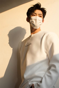 明星私服美式潮流打底垫肩款打底 金属星星设计内搭T恤 P50图片