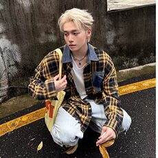 黄色