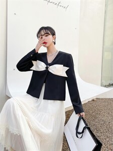 2022春款外套黑白两色，撞色设计，立体玫瑰花扣图片