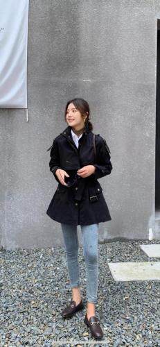 PANDLI经典又显腿长的短款风衣‘小翻领的设计延续了工装感，女装风衣，潘大利