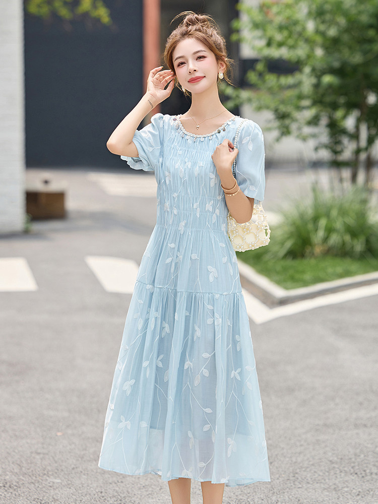浅蓝色刺绣连衣裙女夏中长款2025今年流行巨好看减龄甜美a字裙子,女装连衣裙,布芭啦