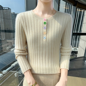 2025舒适百搭简约秋冬彩扣领子长袖羊绒衫图片