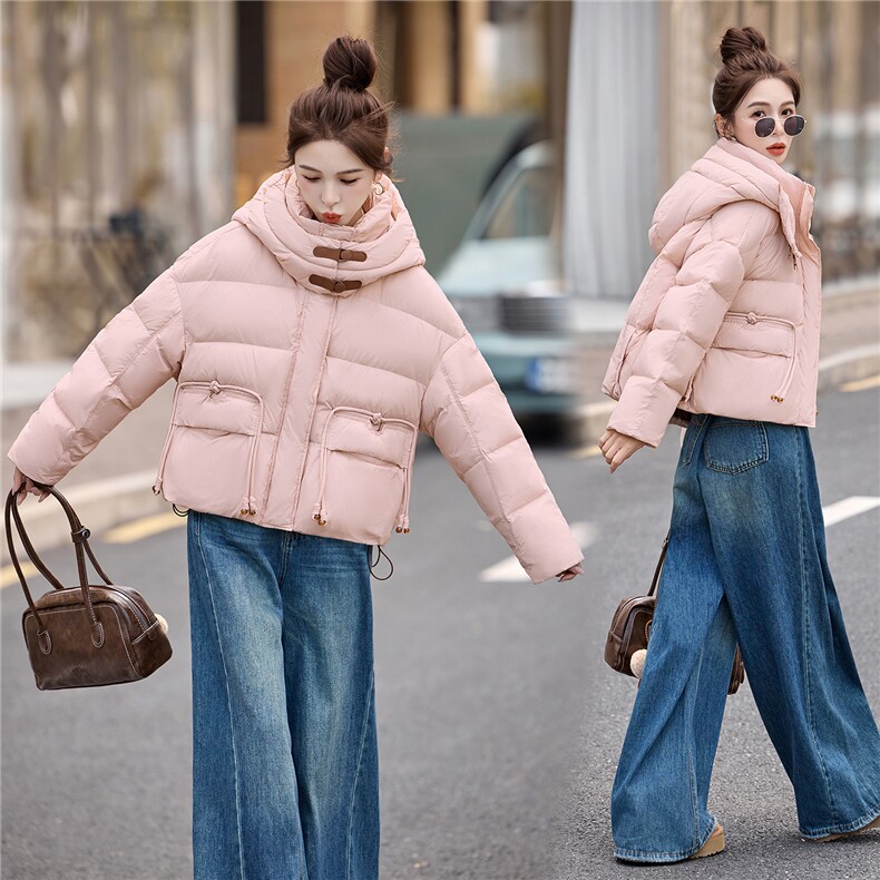 现货新中式G风羽绒服女装2025新款冬季盘扣气质高级感白鸭绒外套,女装羽绒服,仟媚宠