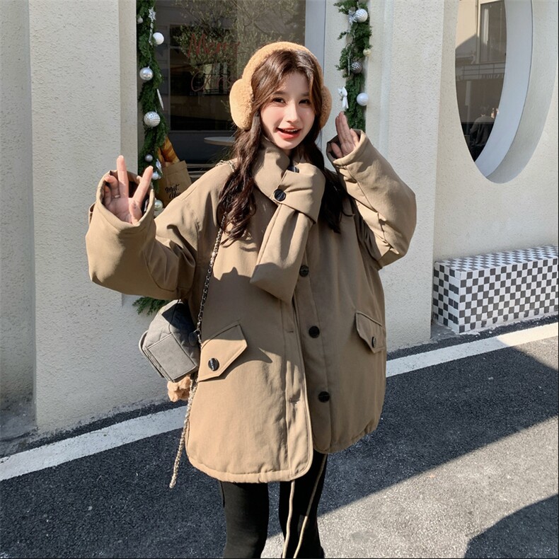驼色立领羽绒服女2025冬季中长款宽松纽扣装饰保暖外套上衣配围脖,女装羽绒服,艾米莉亚