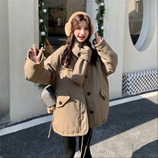 驼色立领羽绒服女2025冬季中长款宽松纽扣装饰保暖外套上衣配围脖，女装羽绒服，艾米莉亚