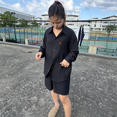 黑色