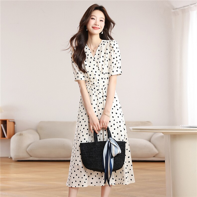 2026夏季新款波点连衣裙女V领泡泡袖收腰显瘦中长款法式茶歇裙，女装连衣裙，艾米